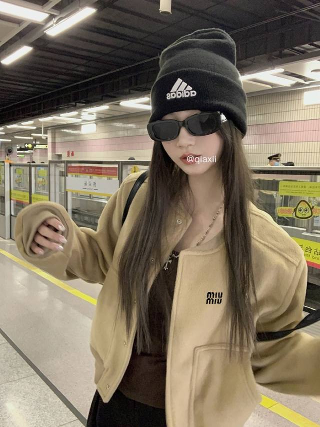 150Miu Miu 老钱风毛呢棒球服，春季高级感拉满 宝子们，春天的战衣有着落啦！必须安利这件 Miu Miu 老钱风毛呢棒球服外套，高级感十足，一整个爱住