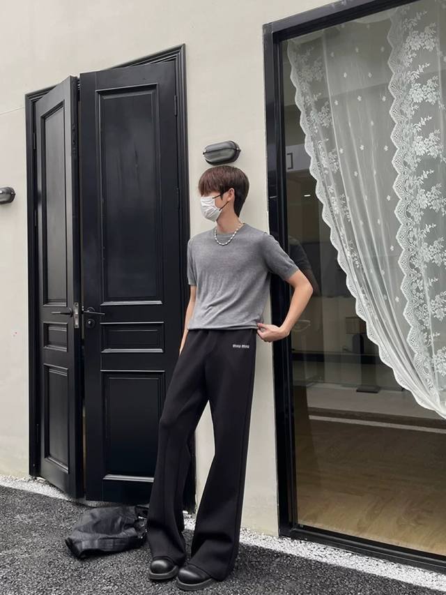 120 Miu Miu 封神卫裤！Cleanfit 痞帅风拉满 宝子们，又发现 Miu Miu 一件宝藏单品！这条 Cleanfit 微喇卫裤简直是男生穿搭界的
