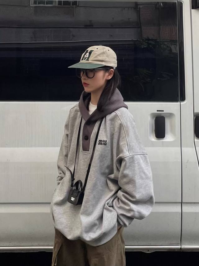 150！Miu Miu 三标齐全 Miu Miu 纯棉圆领美式卫衣，解锁随性时髦密码 在潮流前沿，Miu Miu 以先锋之姿不断创新，这款中性纯棉圆领美式卫衣，