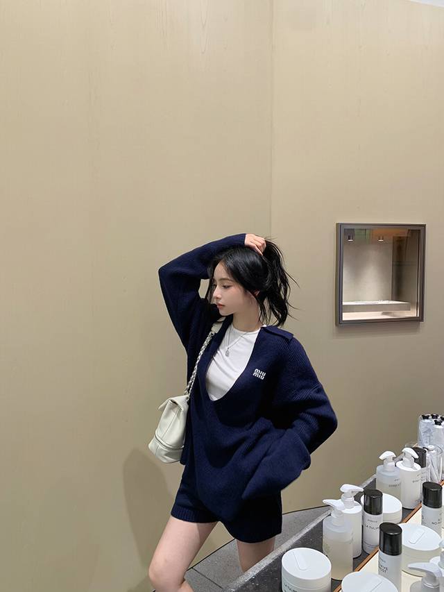 180。 2025 爆火 Miumiu 套装 三标齐全 在万物复苏的春日，你是否渴望一套既能彰显独特品味，又能带来极致舒适体验的穿搭？Miu Miu 松弛感羊毛