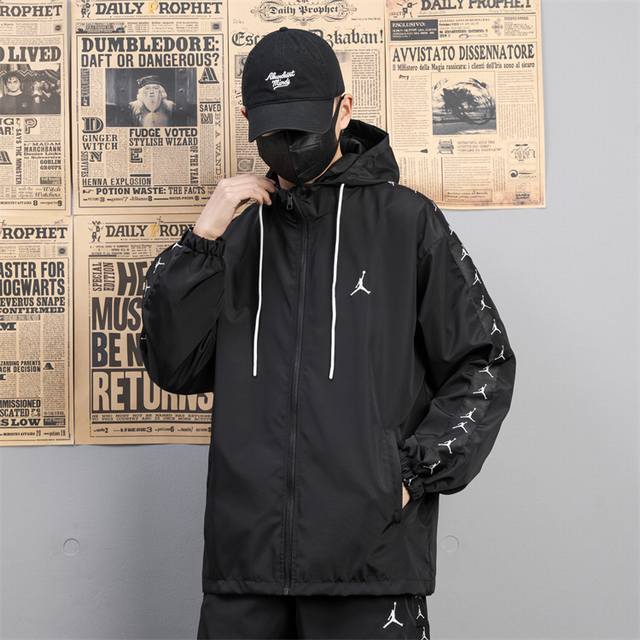 新款上新 P140 2025 新款Aj乔丹休闲情侣款手臂织带串标风衣防晒服连帽外套 轻薄舒适 防水透气 隔离紫外线 科学速干防风原单面料 无论运动休闲都非常好看
