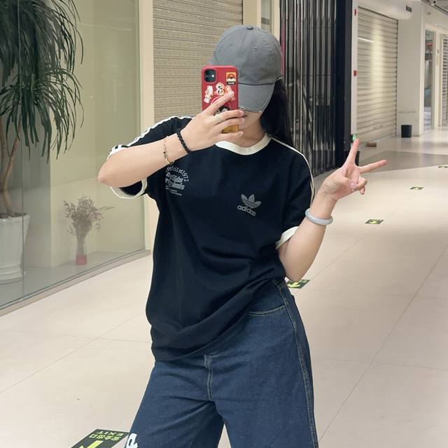新款上新 P90 Adida*三叶草新款复古织带螺纹女款修身短袖！ Ad经典复古运动系列三条杠短袖，面料表面呈螺纹状，因此也有叫螺纹T，修身版型，插肩袖设计，显