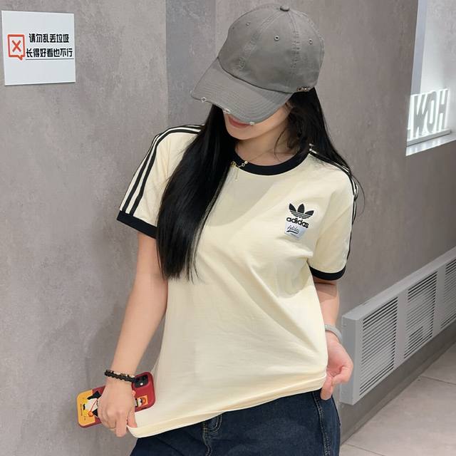 新款上新 P90 Ad三叶草紫色圆领拉条短袖！专柜同步发售！目前来讲是销量第一的单品！ 标志性胸前三叶草小绣花饱满立体，加上小Logo印花小标很是独特，四周车线