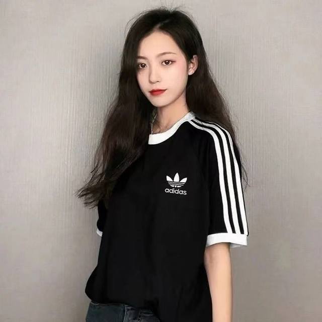 新款上新 P80 2025 年夏季爆款来袭三叶草阿迪女士圆领T短袖三杠拼接刺绣Logo标！很百搭经典的一款！Adidas Originals 阿迪达斯 三叶草