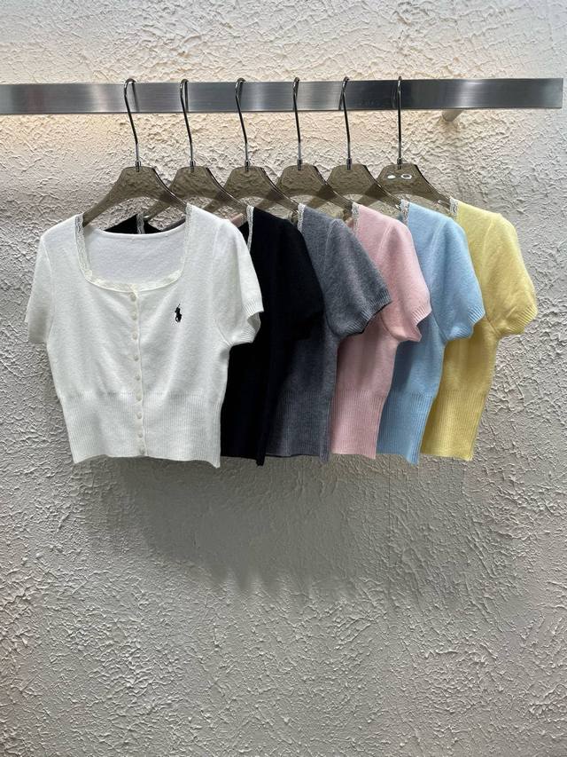 100 Ralph Lauren 拉夫劳伦Rl小马刺绣蕾丝拼接方领针织短袖 款号：25670103068 颜色：白色 黑色 灰色 粉色 蓝色 黄色 尺码：均码