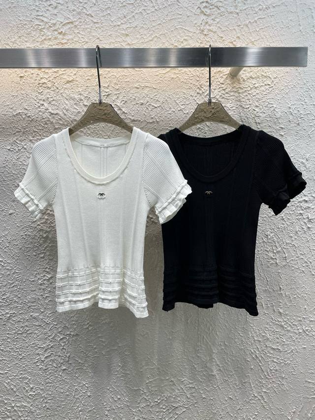 120 Chanel香奈儿小香手缝定制双C拼接针织短袖 款号：25670103065 颜色：白色 黑色 尺码：均码 80-125斤