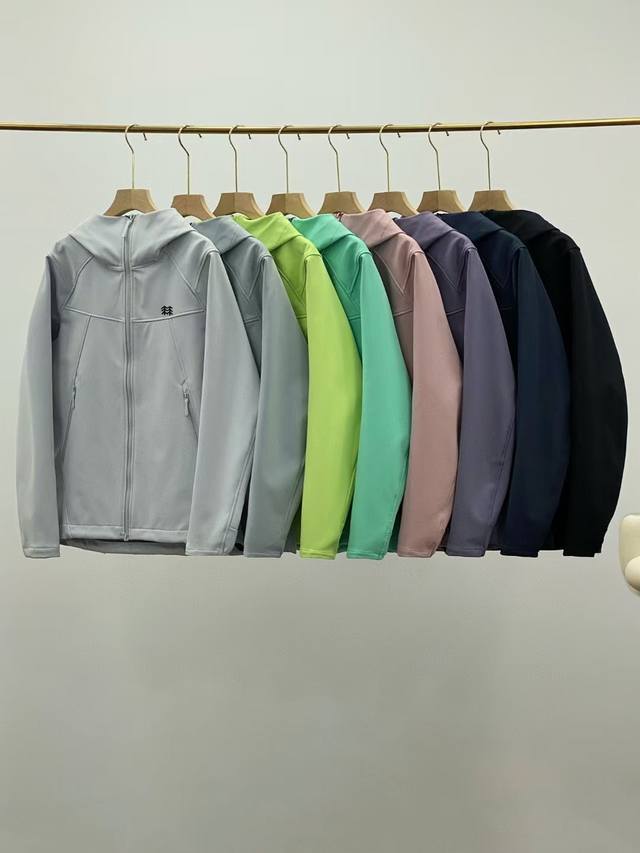 230 科隆Kolon Sport户外防水软壳冲锋衣 男女同款！ 颜色：原子灰 竹月蓝粉 荧光绿 像素黑 深灰色 果冻绿 藤紫 S. M. L. Xl. Xxl