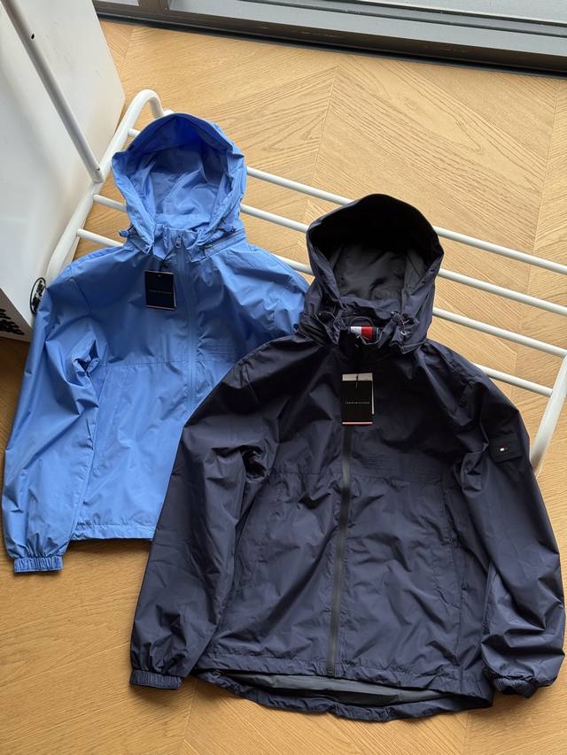 供230 汤米Tommy 24Ss 压胶防风防水户外徒步软壳夹克外套 深藏青 蓝色 S~Xxl 官网在售1800，高密防风防泼水面料，细腻柔滑，挺括有型，帽子可
