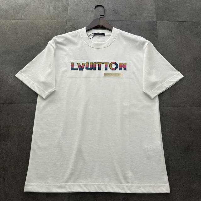 180爆款推荐 Lv路易威登2025新款Logo刺绣跳色短袖T恤 高版本高品质原版面料 网红明星同款 定制32支双纱280克重棉 经典Logo重工万针刺绣跳色+