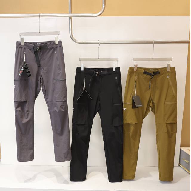 180 Arc'teryx 始祖鸟 休闲裤男士潮牌长裤春秋款。版型适中，面料柔软，抓绒内里，防刮耐磨，防风透气，休闲百搭，高弹垂感，顺滑柔软，冰爽透气。 颜色：