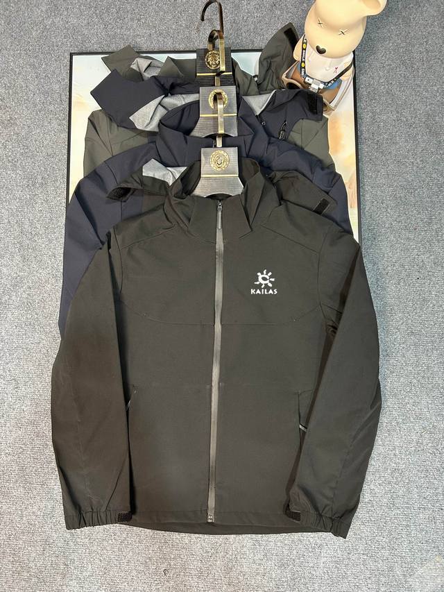 200 Kailas 凯乐石连帽冲锋衣外套 凯乐石25年春秋季新款，专柜同步新品！ 高品质的货！ 喜欢的千万别错过。 柜子同步款！ 贸易公司出口订单货，凯乐石冲