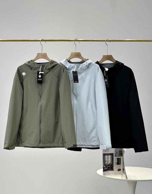 210 Descente 迪桑特 防风 防连帽薄款冲锋衣外套 高端定制！防风防水防静电！抗撕耐磨！保暖锁温！ 秋冬新款Descente 迪桑特男士防水透气软壳冲