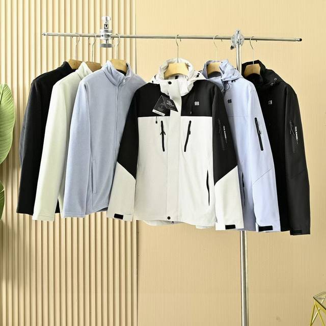 上新 P260 高端品质 男女同款 可家小树春季男款女款三防面料三合一俩件套连帽冲锋衣，一衣三穿！胸前双压胶拉链，拉链自带指南针，便于户外出行辨别方向！三合一可