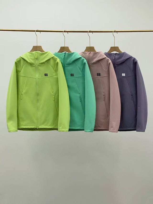 供220。 科隆Kolon Sport户外防水软壳冲锋衣 男女同款！ 颜色：原子灰 竹月蓝粉 荧光绿 像素黑 深灰色 果冻绿 藤紫 S. M. L. Xl. X