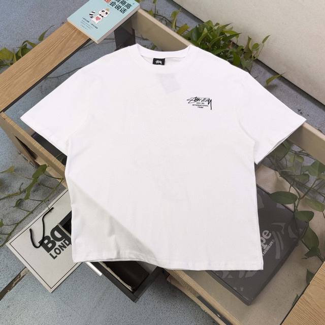 上新90 款号：Bm192 高版本 2025新款Stussy斯图西乐器萨克斯图案Logo字母印花休闲情侣宽松短袖T恤，经典永远不会过时、人手必备款，260G纯棉