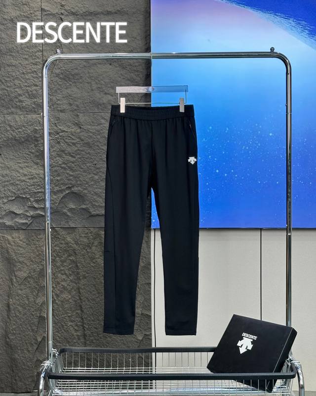 180 Descente 迪桑特夜光反光针织休闲长裤 迪家经典F360款式面料采用天丝罗马棉休闲裤精选320克高品质面料，63%人棉+32%锦纶+5%氨纶的黄金