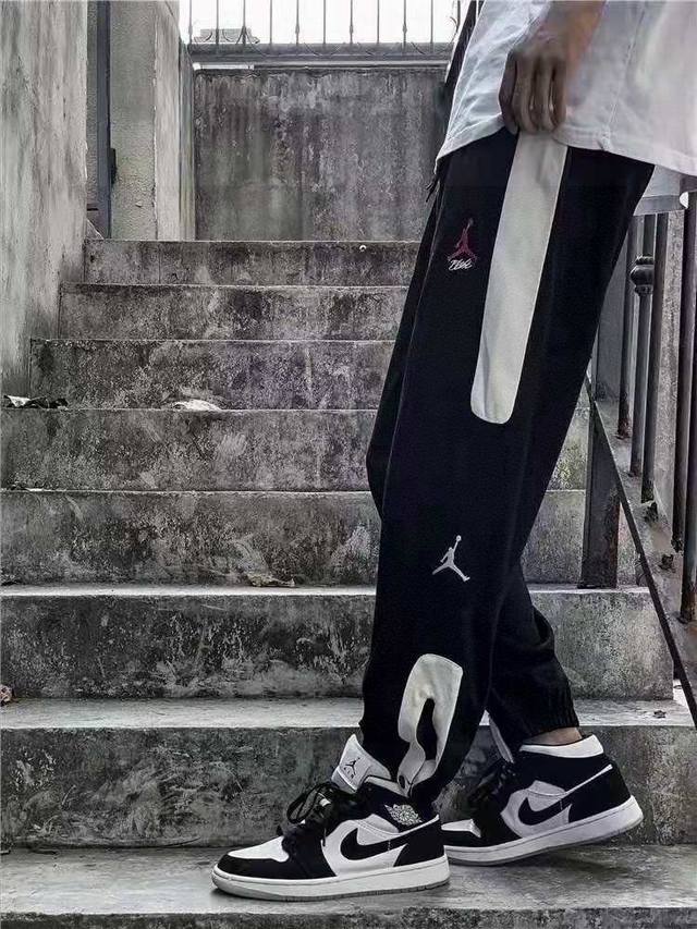 上新100 3色飞人乔丹刺绣红标宽松版型脚扣卫裤 最大可以穿200多斤 高逼格网红款！为你量身定制！2025春季夏季男士耐克Nike刺绣拼接时尚潮流运动裤Jor