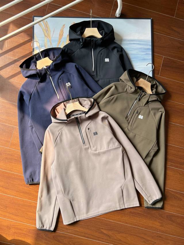 供150。 颜色;黑色，军绿色，深蓝色，卡其色 尺码;L-5Xl 可隆户外运动半拉链连帽功能性卫衣长袖打底衫 这款版型比较日常，抗菌速干科技，高效排湿专为运动设