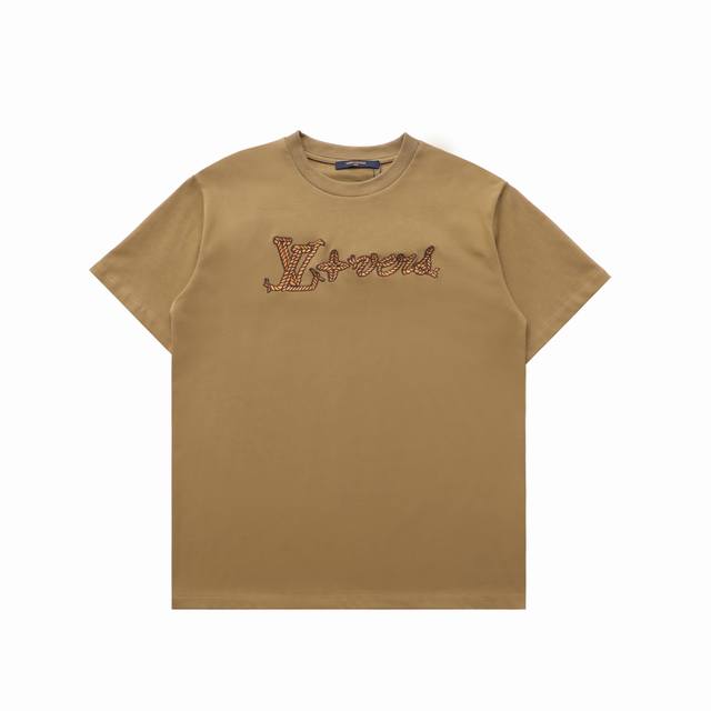 120 [顶级复刻版本] 品名: Louis Vuitton Lv路易威登 新款刺绣Logo休闲圆领短袖T恤 款号：67344 尺码：Xs-L 颜色：卡其色 L