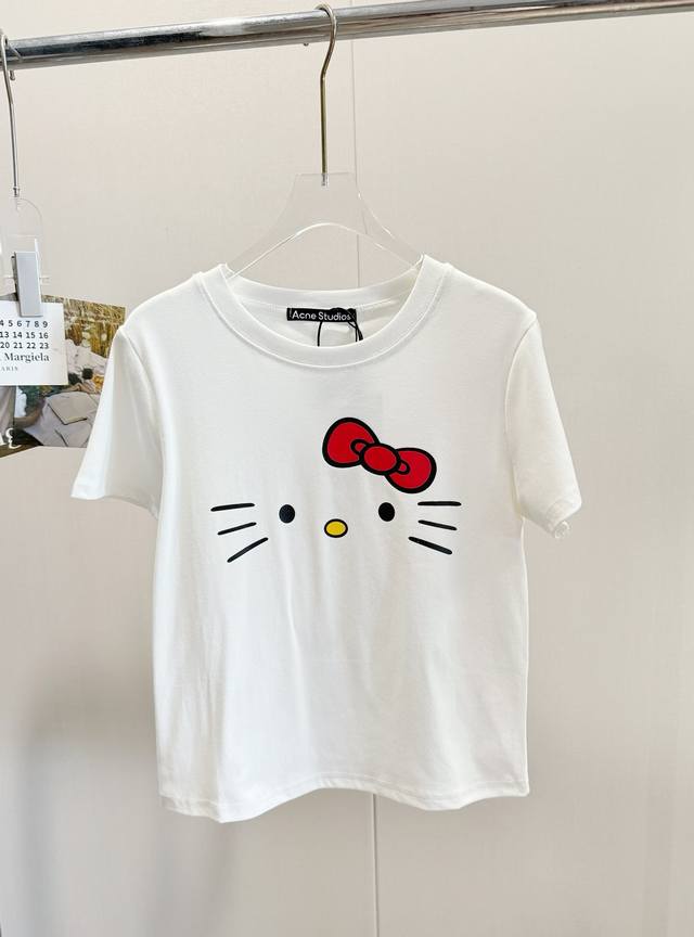 价格P：￥ P80 品名：可爱修身纯欲短袖 尺码：M.L 颜色：白色 销量！套装，根本无法拒绝，门永存，舒服好穿。有没有人喜欢这种穿搭，巨好看。显瘦又好穿，搞起