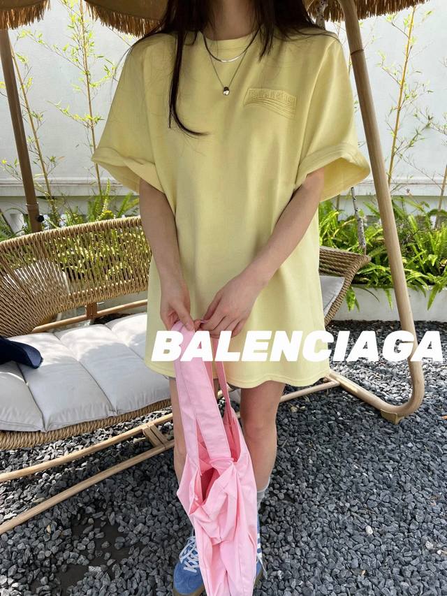 上新 100 Balenciaga巴黎世家重工贴布刺绣Logo黄色短袖T 巴黎世家小鸡黄人群中闪闪发光呀 这个黄色很独特 尊嘟好显白太养眼～ 重工贴布刺绣Log