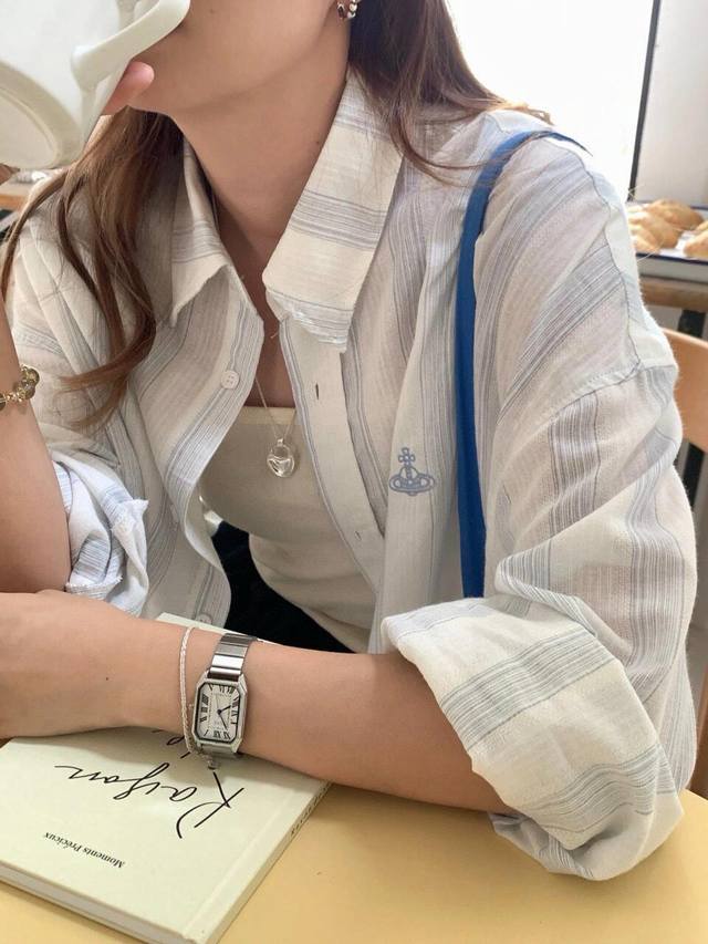 上新 110 西太后新款刺绣Logo海盐蓝条纹亚麻衬衫 没有亚麻衬衫的夏天是不完美的 颜色超好看 感觉海盐芝士的气息扑面而来～ 重工土星刺绣Logo 非常精致高