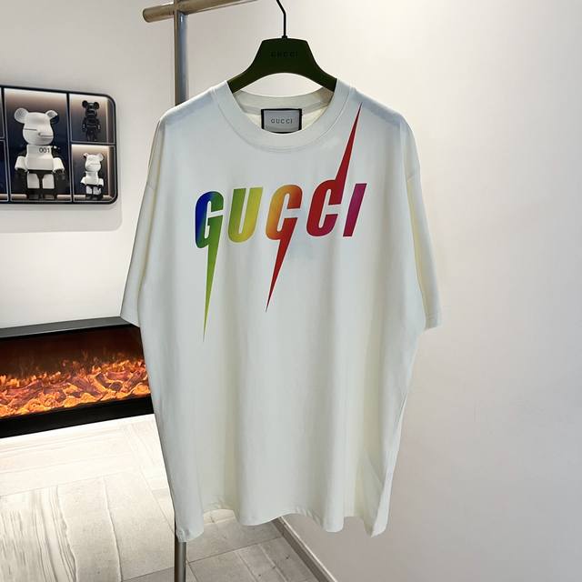 100 顶级版本 Gucci古驰新款彩虹渐变刀锋闪电印花短袖T恤 Gucci古驰新款彩虹渐变色 真的很会拿捏 这个夏天 把彩虹穿在身上 官网专柜同步在售！ Ov