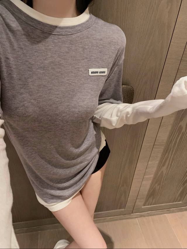 170 Miumiu缪缪定制字母小标双层假两件上衣 款号：25672702500 颜色：黑色 灰色 尺码：均码 80-125斤