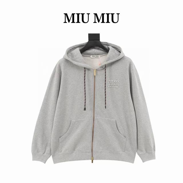 350 Miumiu 缪缪 24Fw 贴布刺绣字母拉链外套 面料采用100%纯棉毛圈面料，克重大约在420G左右。衣物为正肩膀版型，洗后不易变形。胸口定制的是品