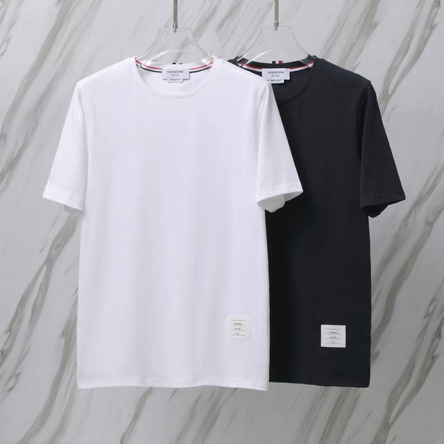 P110 货号：T012 Tb圆领纯色纯棉平纹T恤 Thom Browne 汤姆布朗 Tb纯色平纹纯棉圆领套头夏季短袖T恤 采用定制面料纯棉230克平纹面料 生