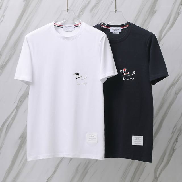 P110 货号：A003 Tb前胸小狗图案平纹圆领T恤 Thom Browne 汤姆布朗.Tb前胸小狗图案夏季T恤 面料采用230克平纹面料 成分百分百纯棉 料