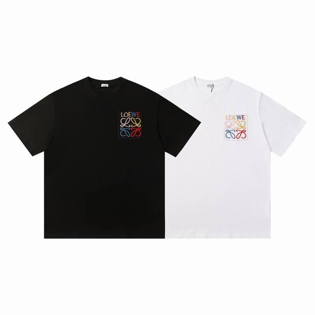 P110..Loewe25春夏刺绣Logo圆领宽松纯棉短袖定制260G 同缸染面料 手感非常舒服 最新砖柜同步 Os落肩版型 时尚又个性 超级百搭好看的一款 男