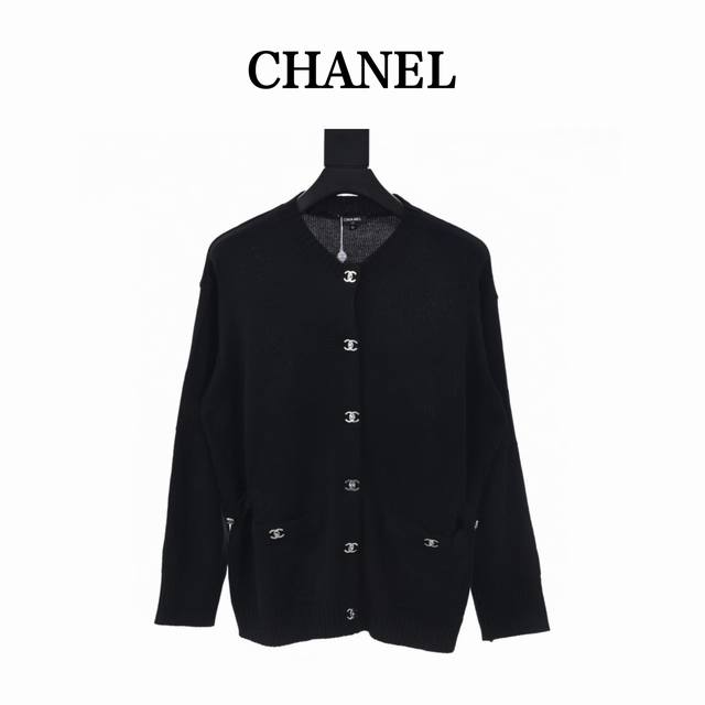 390 Chanel香奈儿 双C书包扣针织开衫 定制羊绒锦缎混纺料，采用接缝立体缝线，它通过在接缝处使用特定的缝纫方法，使衣物呈现出更加立体和贴合身体的效果，人