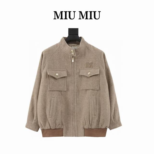 570 Miumiu 缪缪新款人字斜纹图案夹克外套 定制1:1羊毛呢料，主要以羊毛为原料，经过纺织等工艺制作而成。具有极佳的保暖效果且质感柔软，穿着舒适。此外，