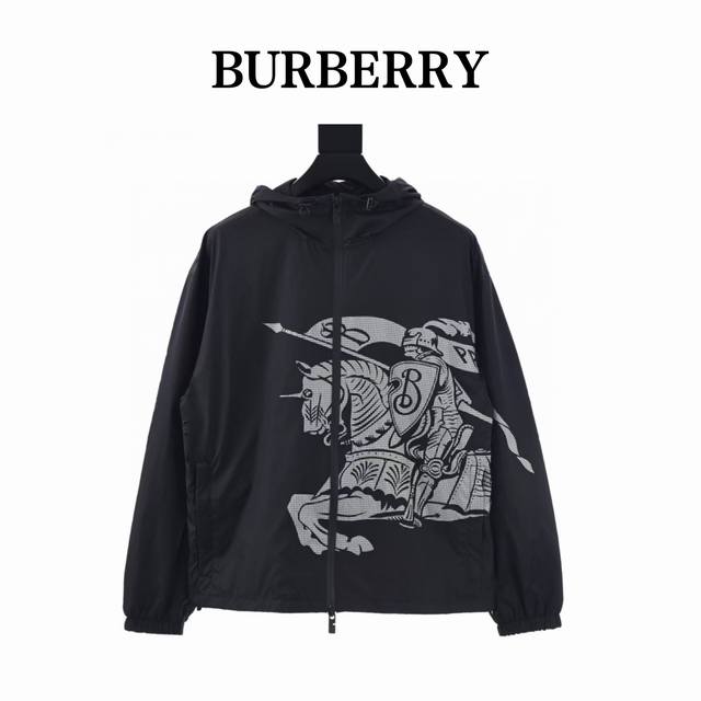 460 Burberry巴宝莉Bbr 马术骑士徽标尼龙夹克外套 面料由高品质的尼龙面料，具有轻盈、耐磨、防风防水等特性，特殊的防水涂层处理技术，以增强其防水性能