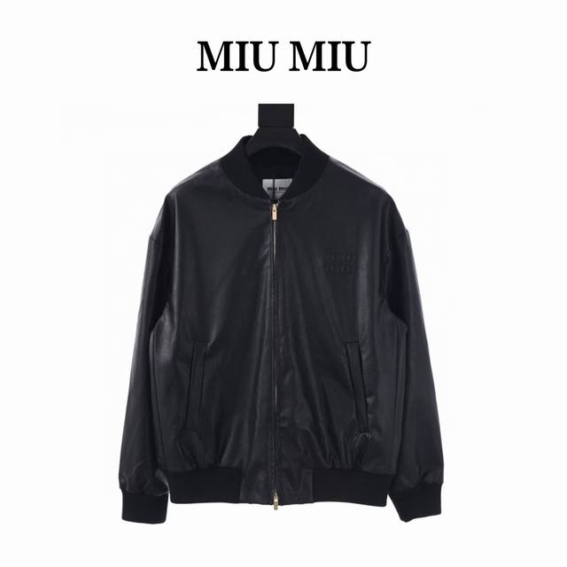 470 Miu Miu缪缪Mm 贴绣徽标立领皮衣外套 采用小牛皮，是牛皮中的顶级品种，毛孔细密均匀，表面光滑有弹性和韧性。宽松版型为上身留有活动余地，穿着舒适，