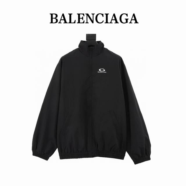 360 Balenciaga 巴黎世家 胸口刺绣徽标风衣外套 简约的设计赋予其简洁、柔软和透气。简洁的风帽只需轻轻一拉即可快速调节可收纳，可确保稳固舒适：而拼接