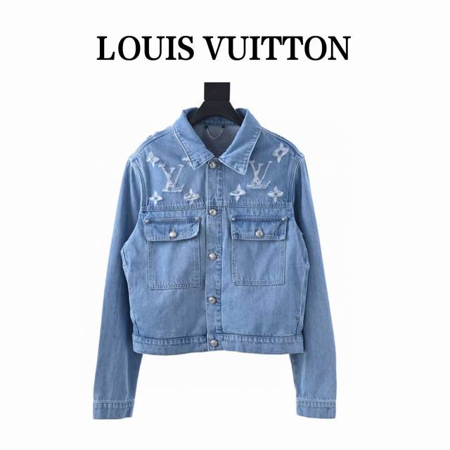 490 Louis Vuitton Lv 水洗破洞牛仔外套 定制纯棉牛仔料，厚实立体，利用激光技术进行花纹刻划，使材料局部迅速加热至熔化，可以精确控制位置和形状