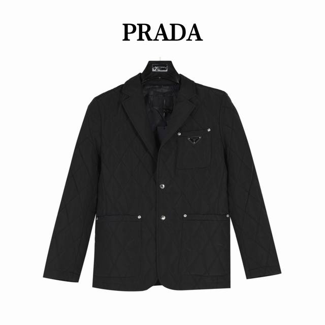 550 Prada 普拉达 三角标胸口口袋薄棉外套 贸易渠道稀出，海外精品限量销售。户外产品的典范，这款夹棉外套兼备温暖且轻盈的特质。 最新款专柜同款首发，超正