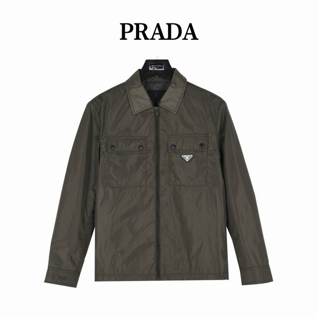 550 Prada 普拉达双口袋薄棉外套 贸易渠道稀出，海外精品限量销售。户外产品的典范，这款夹棉外套兼备温暖且轻盈的特质。 最新款专柜同款首发，超正版型上身瞬