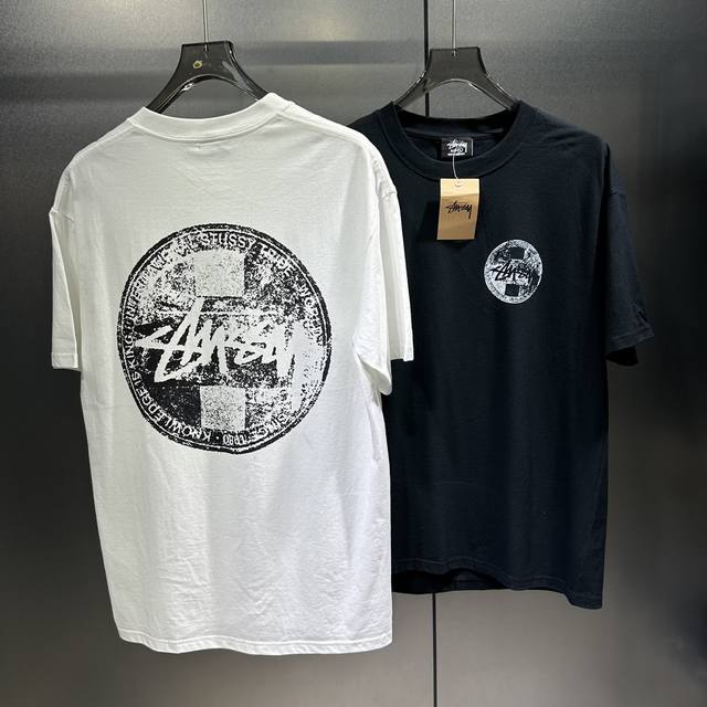 P100 斯图西Stussy X 后背圆形邮票直喷图案印花 双纱短袖T恤 独一高质量版本完美细节，圆筒版型Tee两侧面不带缝线，正确版本与正品相同，区别市场通货