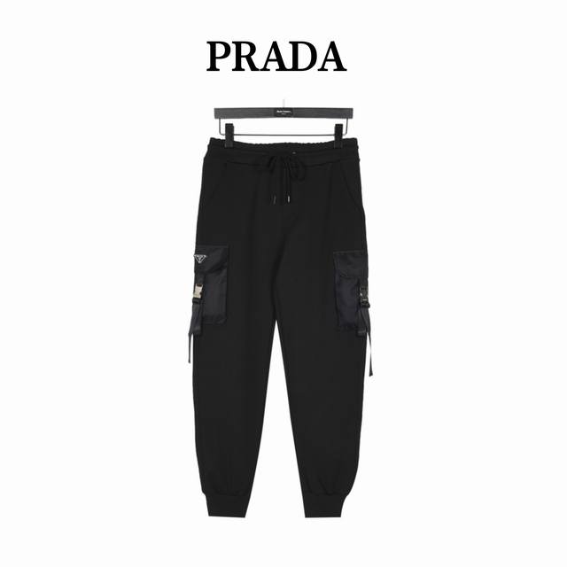 340 Prada 普拉达 侧口袋锁扣工装长裤 原版购买，弹力腰头配束绳、正面斜角开袋、背面魔术贴式嵌线袋、侧面涂珐琅金属三角形徽标、侧面翻盖式口袋和锁扣、。手