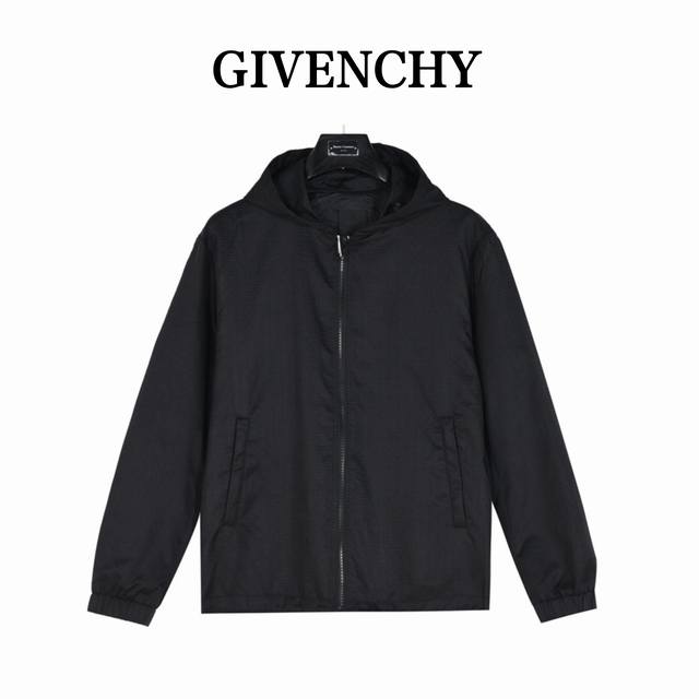 490 Givenchy 纪梵希满印暗纹连帽外套 贸易渠道稀出，海外精品限量销售。户外风衣产品的典范，全身暗纹的商标彰显品牌辨识度。这款夹克兼备温暖且轻盈的特质