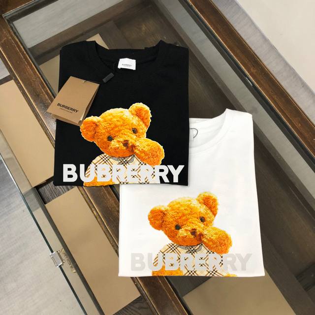 P110 巴宝莉 Burberry ：品牌潮流Logo印花短袖T恤。定制顶级50支双股精梳棉面料 上身极致舒适透气 ，标志性Logo元素为单品增添设计感，营造出