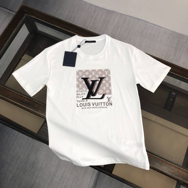 P110 Lv经典老花印花，上身吸睛抢眼 高级感， Lv 男士圆领短袖T恤,春夏新品 专柜同步, 采用客供定制双股纯棉面料 柔软细腻 男人的衣柜都少不了短袖 潮