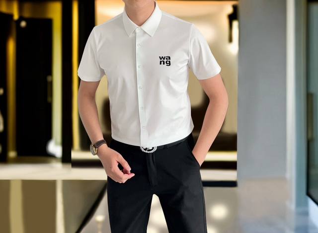 P180 Al*Xanderwang 亚历山大王2025早春新款男士原单休闲短袖衬衫 官网同步发售 简洁时尚百搭 高端品质无缝切割包边 立体印胶Logo图案设计
