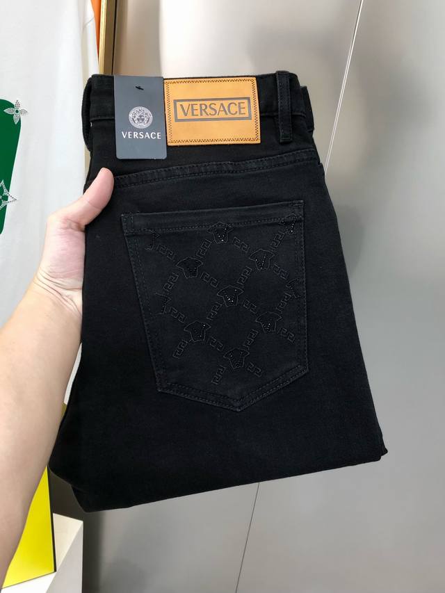 P240 V*Rsace 范思哲2025早春新款男士修身小脚牛仔裤 官网同步简洁时尚 爆款黑牛 高端定制 原单狠货 后裤袋刺绣烫钻Logo图案设计 定制进口丹宁