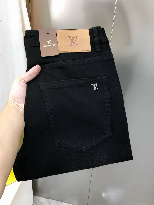 P240 Lv 路易威登早秋新款男士修身小脚牛仔裤 官网同步简洁时尚 爆款 高端定制 原单狠货 后裤袋绣Logo标设计 定制进口丹宁水洗牛仔纯棉面料 原版辅料