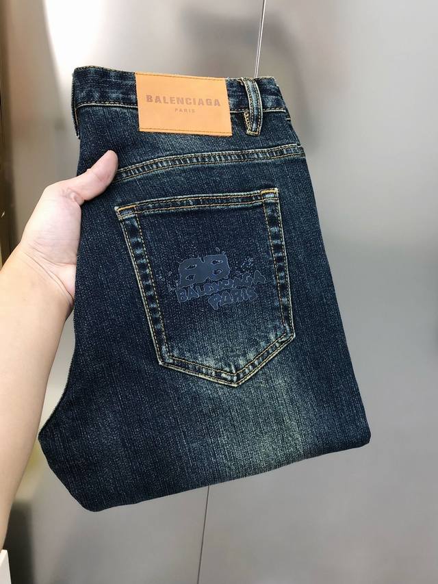 P240 B*Lenciaga 巴黎世家新款男士修身小脚牛仔裤 官网同步简洁时尚 爆款 高端定制 原单狠货 前幅印花Logo图案设计 定制进口丹宁水洗牛仔纯棉面