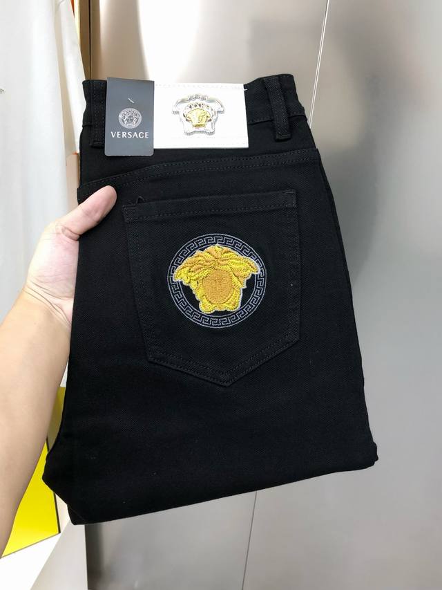 P230 V*Rsace 范思哲新款男士修身小脚牛仔裤 官网同步简洁时尚 爆款黑牛 高端定制 原单狠货 后裤袋立体刺绣Logo图案设计 定制进口丹宁水洗牛仔纯棉